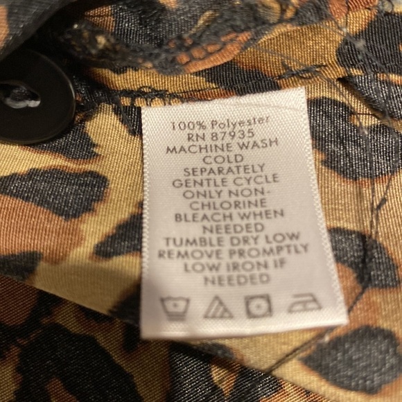 A Susan Graver casual animal print long sleeve button up regular size shirt XL - Picture 4 of 4